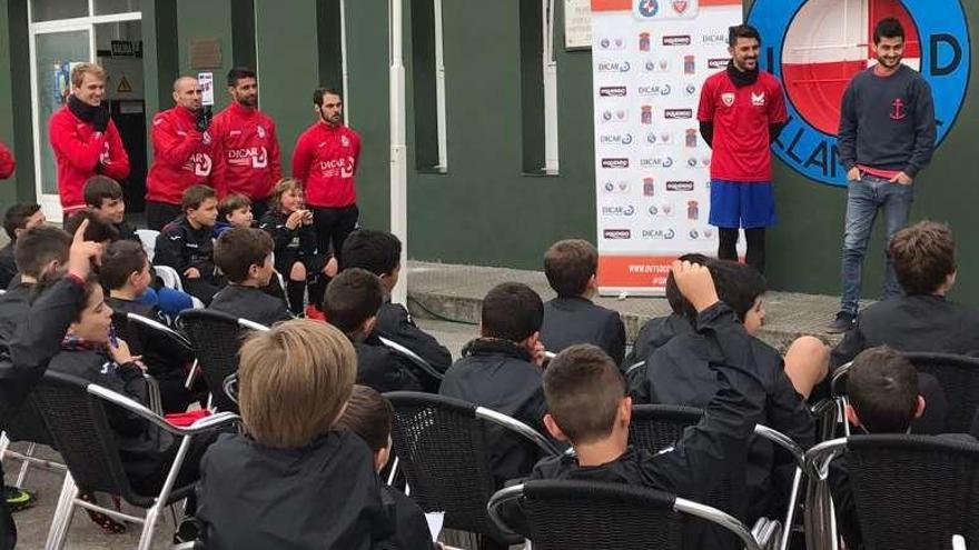 Villa se viste de corto para enseñar a los niños de la escuela de fútbol