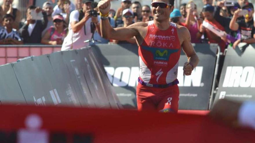 Javier Gómez Noya festeja su triunfo en el Medio Ironman de Dubai, con el que inició 2017.