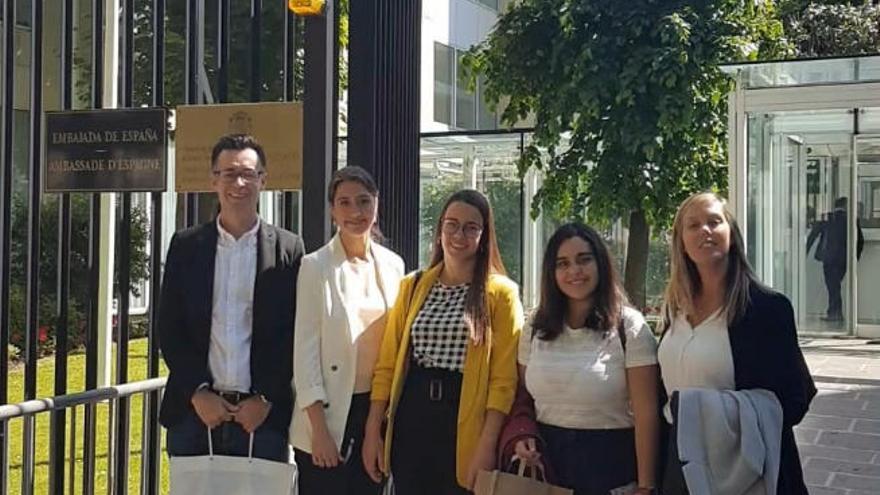 Las alumnas y profesores, durante la visita a la capital francesa.