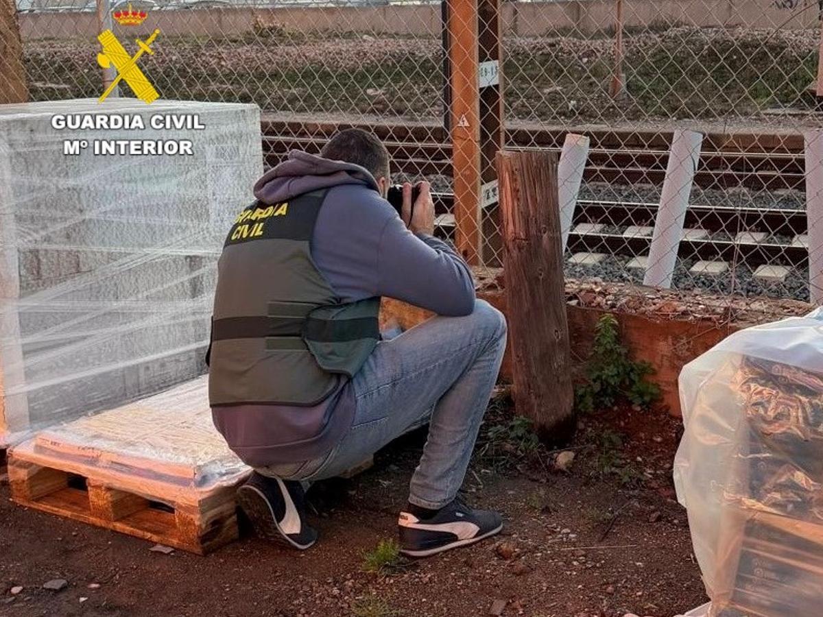 Un agente de la Guardia Civil, en el lugar de los hechos.