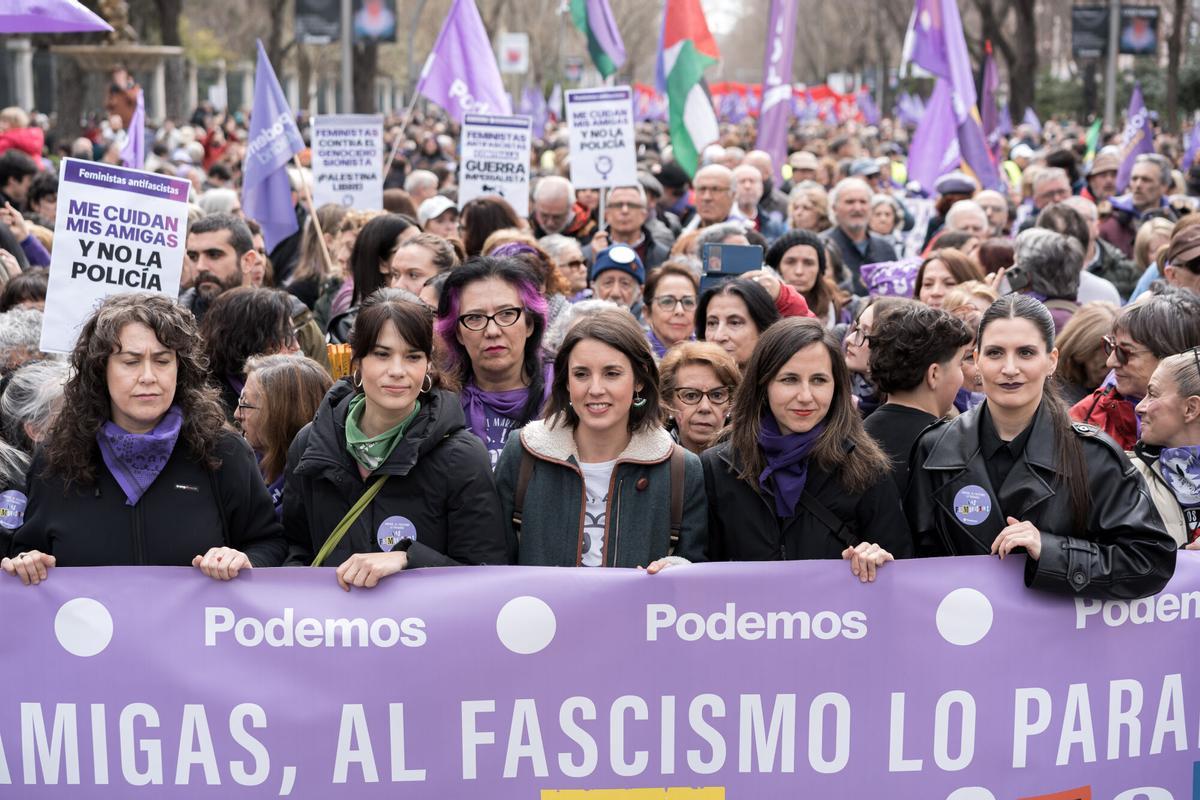 La secretaria general de Podemos y diputada, Ione Belarra (2d), la secretaria política de Podemos y eurodiputada, Irene Montero (c), y la eurodiputada y portavoz de Podemos, Isa Serra (2i), durante la manifestación convocada por la Comisión 8M por el Día de la Mujer, a 8 de marzo de 2026, en Madrid.