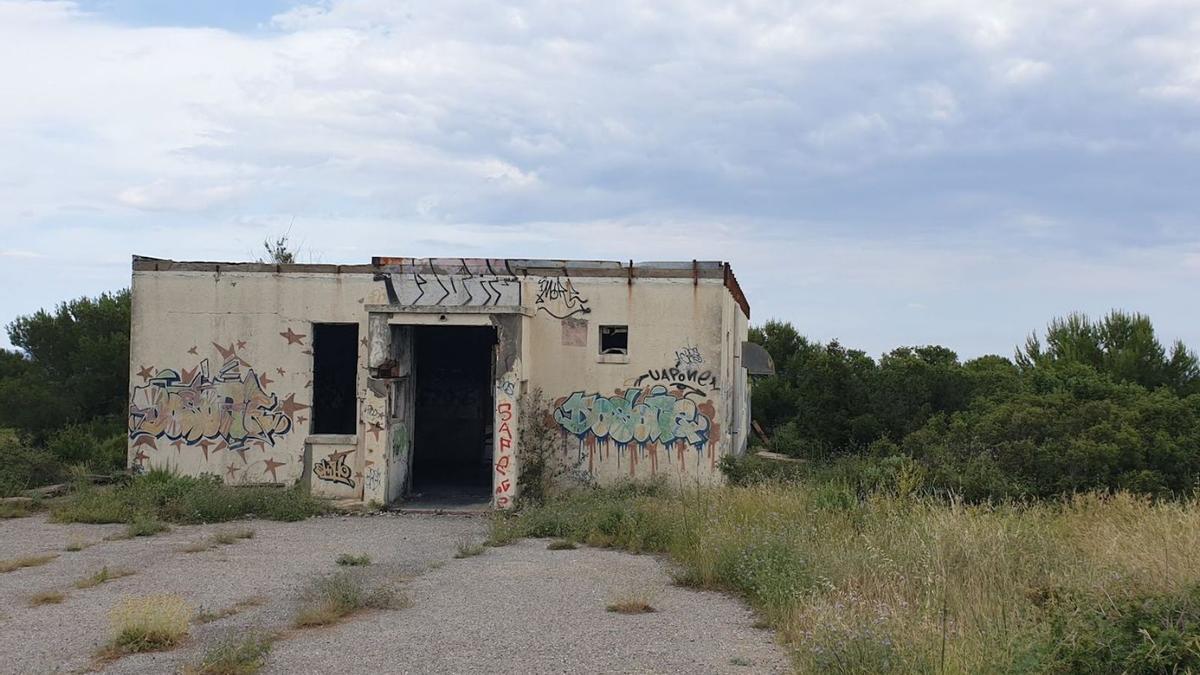 Un edifici de la base Loran de l’Estartit, que segons SOS Costa Brava hauria pogut comprar el Consorci.