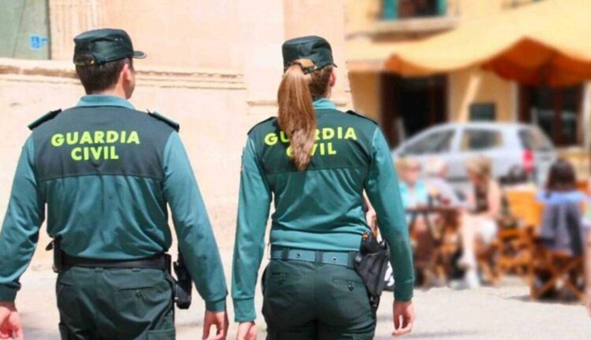 Imagen de archivo de dos agentes de la Guardia Civil en labores de vigilancia