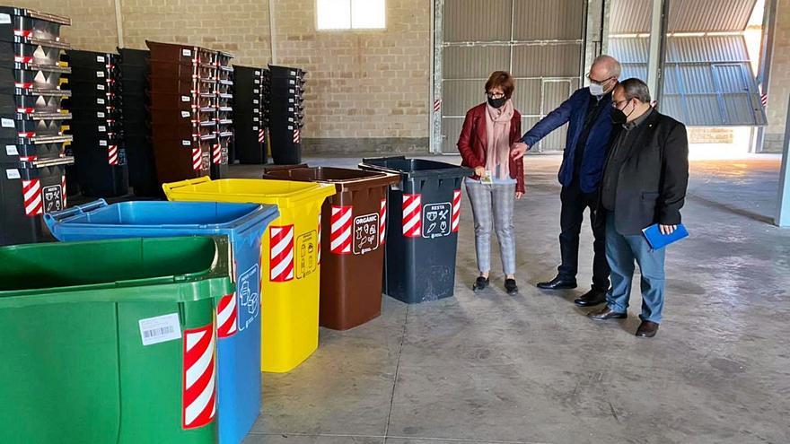 Las autoridades municipales y el presidente de la Mancomunitat, en la base de la empresa con la nueva flota de contenedores. | LEVANTE-EMV