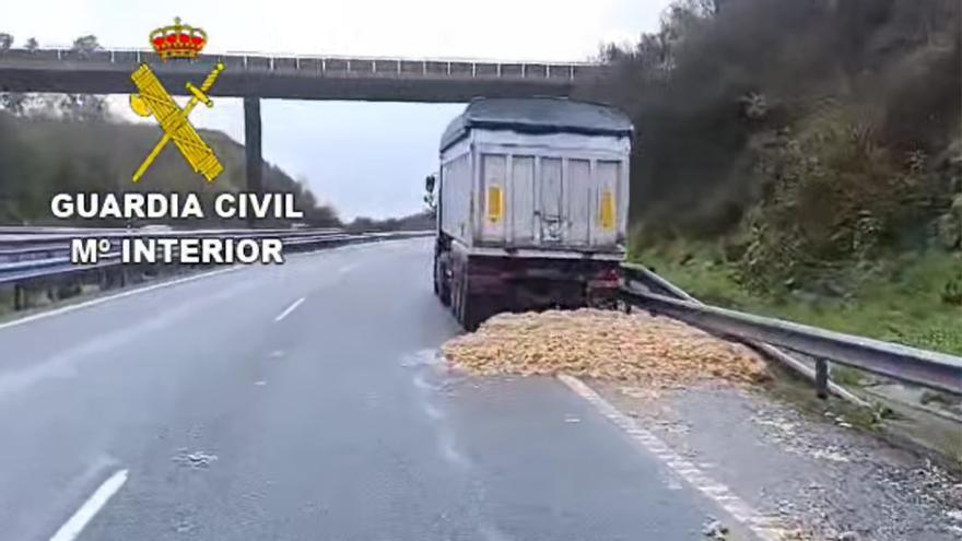 Cortan el túnel de A Cañiza de la A-52 por la caída de grasa desde un camión