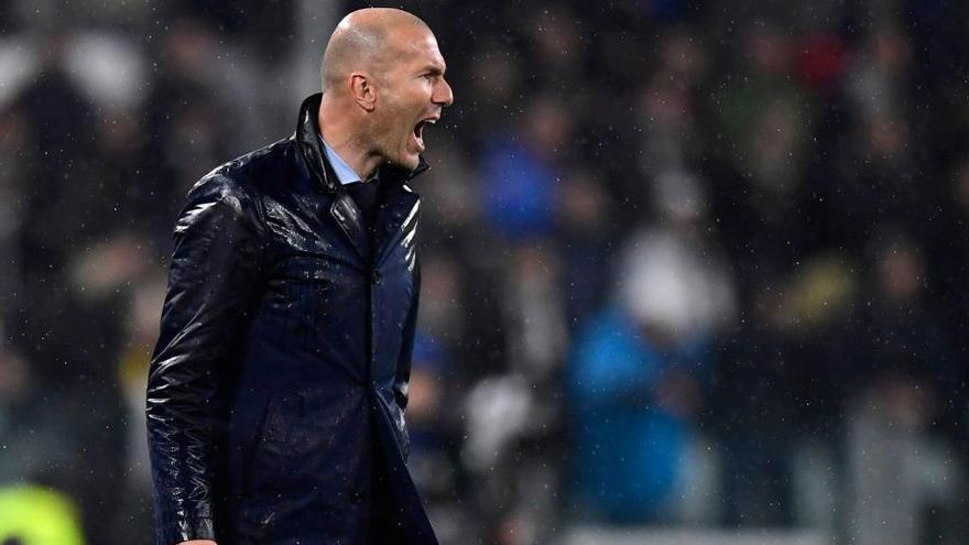 Zidane da instrucciones durante el partido.