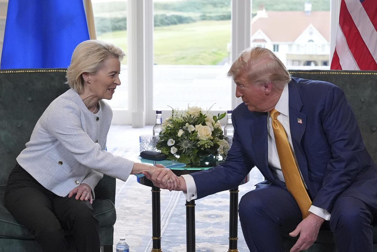 Donald Trump estrecha la mano a Ursula von der Leyen en Turnberry, Escocia, este domingo.