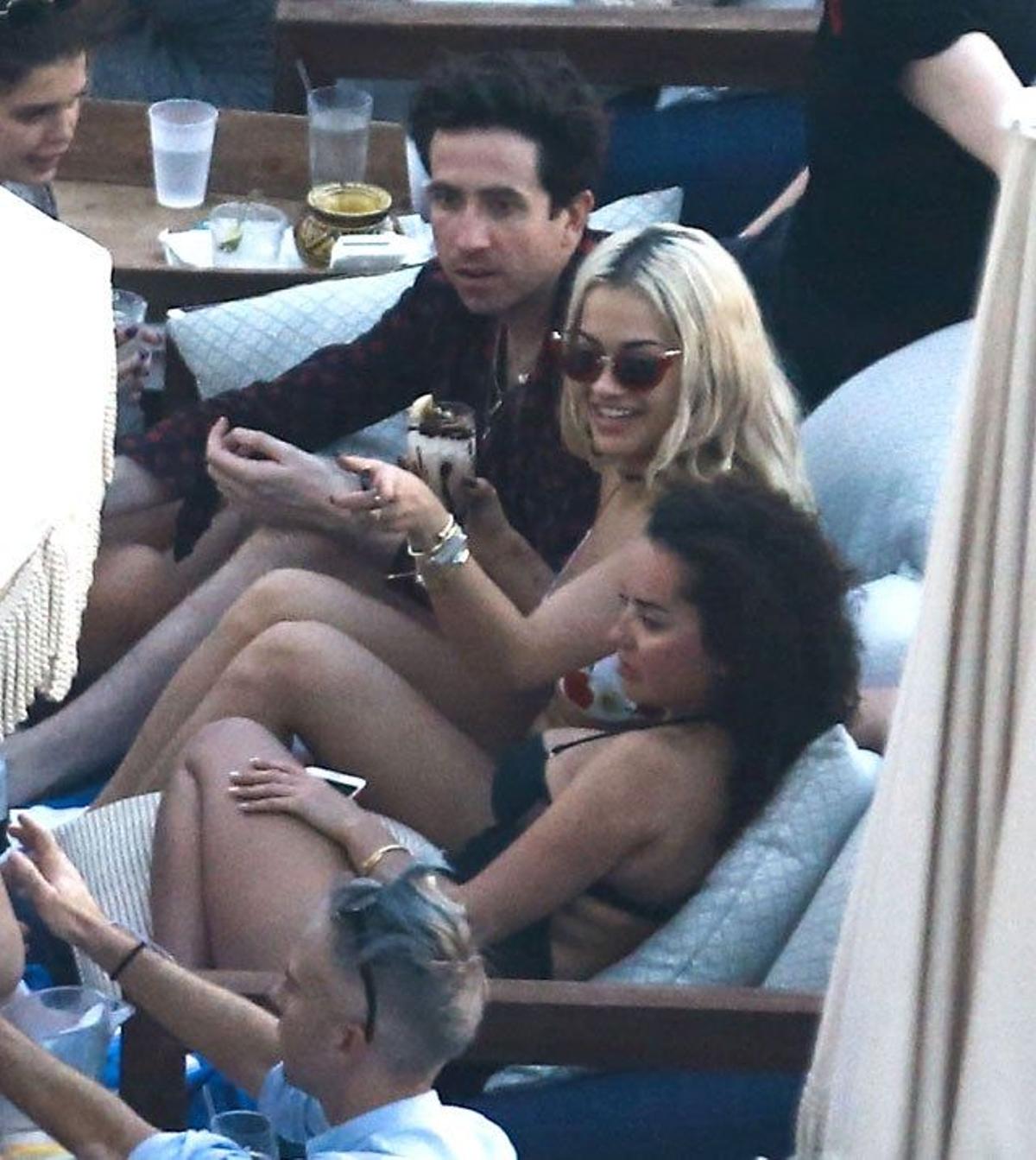 Rita Ora comparte risas con sus amigos en Miami