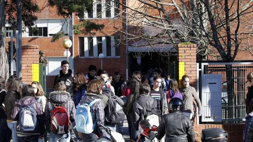 Alumnos en la entrada de un instituto gallego.