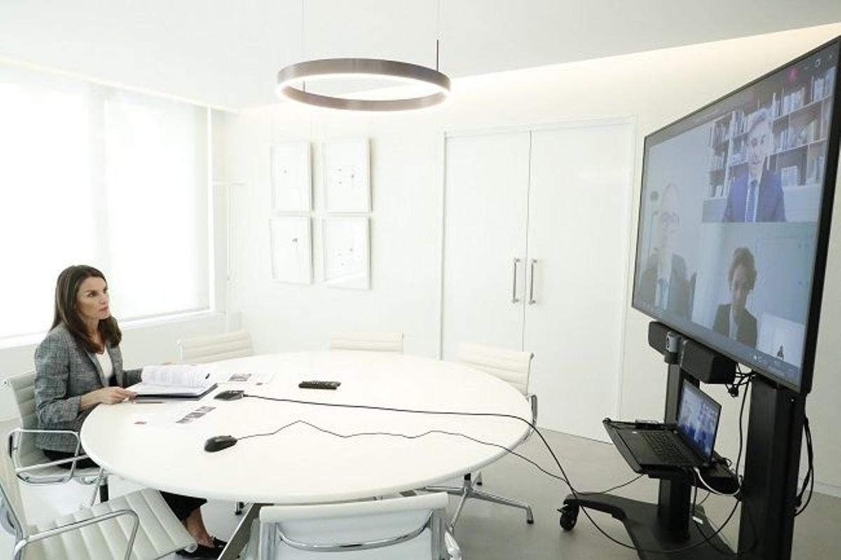 La reina Letizia durante una videoconferencia con la Fundación Microfinanzas BBVA