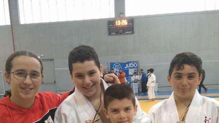 Los deportistas del Judo Mieres, junto a Marta Fernández.