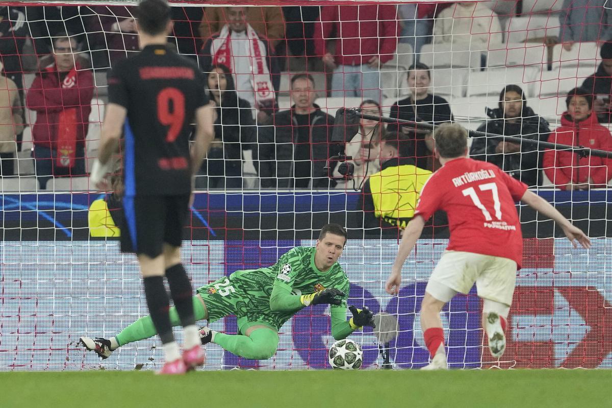 Barcelona's goalkeeper Wojciech Szczesny, center, makes a save during the Champions League round of 16 first leg soccer match between SL Benfica and FC Barcelona at the Luz stadium in Lisbon, Wednesday, March 5, 2025. (AP Photo/Armando Franca). EDITORIAL USE ONLY / ONLY ITALY AND SPAIN