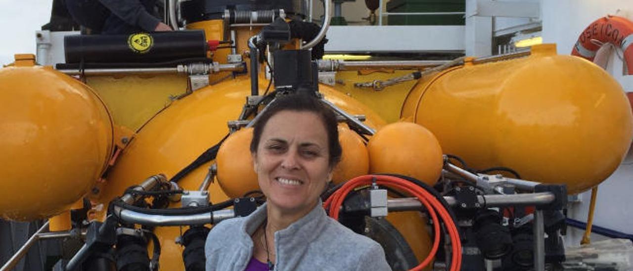 La investigadora de la ULPGC Magadalena Santana junto al minisubmarino &#039;Yago&#039;, a bordo del buque alemán &#039;Poseidón&#039;, del Instituto Geomar, en El Hierro.