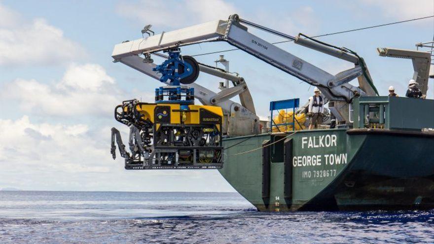 Un ROV siendo desplegado desde el buque &quot;Falkor&quot;. / SCHMIDT OCEAN