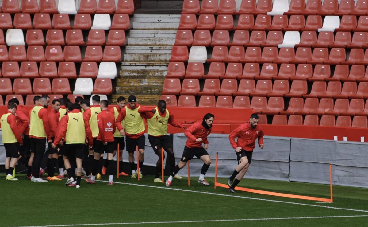 Un momento del entrenamiento del Sporting este sábado en El Molinón.