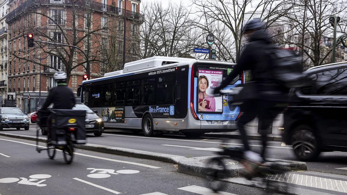 Ciclistas circulan por la avenida Gambetta de París.