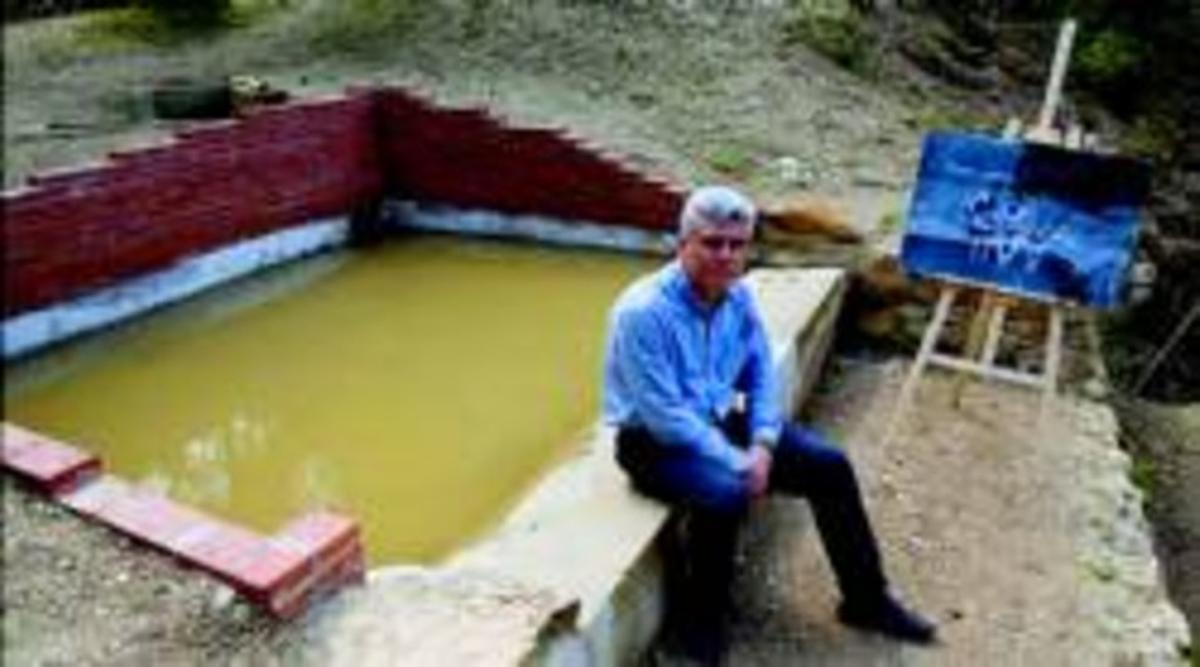 Pere Fàbregas, a Can Castellví, ahir, al costat d’un retrat de la seva joventut a la mateixa font. Pere Fàbregas, a Can Castellví, ahir, al costat d’un retrat de la seva joventut a la mateixa font.