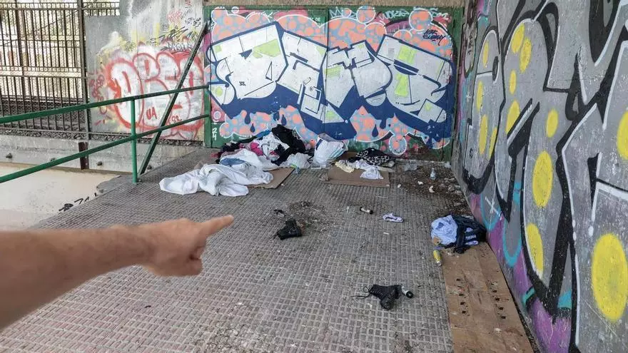 Mal estado y suciedad en la ladera del parque Francisco Fernández Ordóñez
