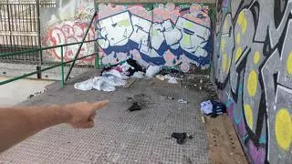 Suciedad y botellones en un parque del barrio Porfirio Pascual en Elche