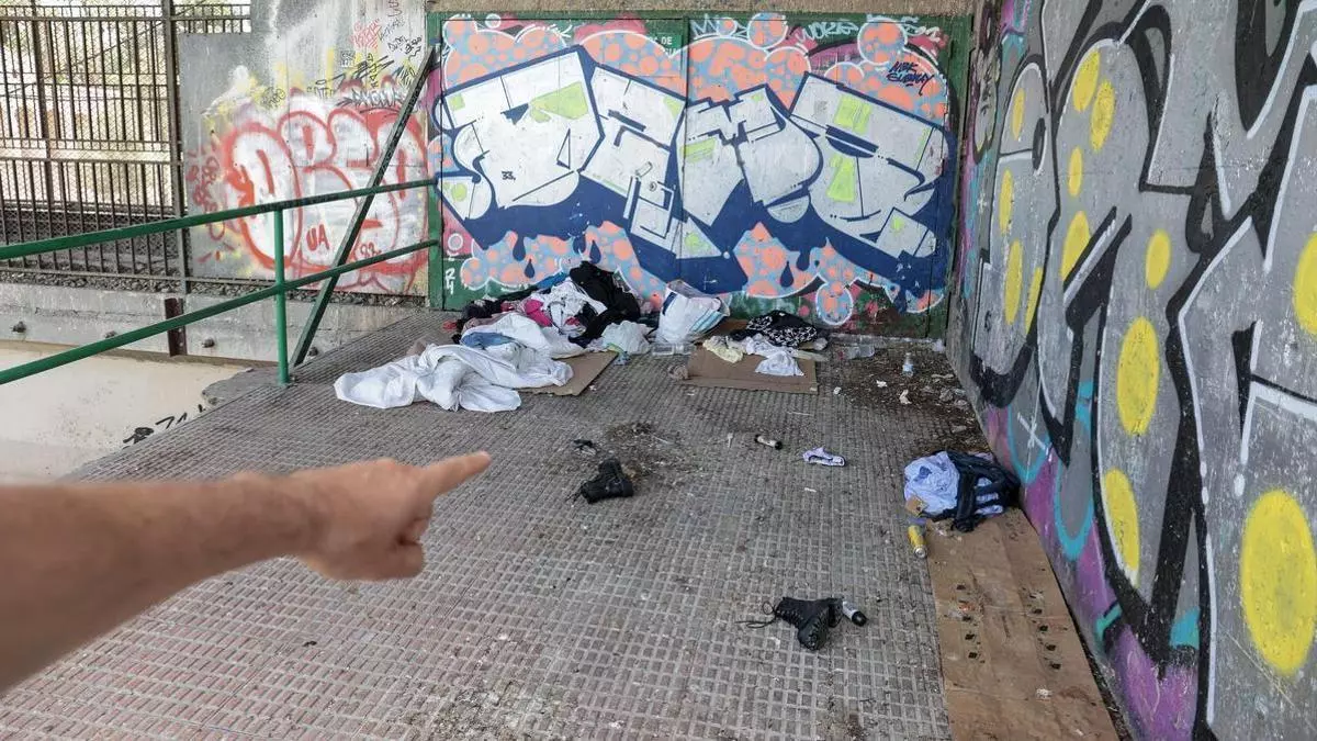 Suciedad y botellones en un parque del barrio Porfirio Pascual en Elche
