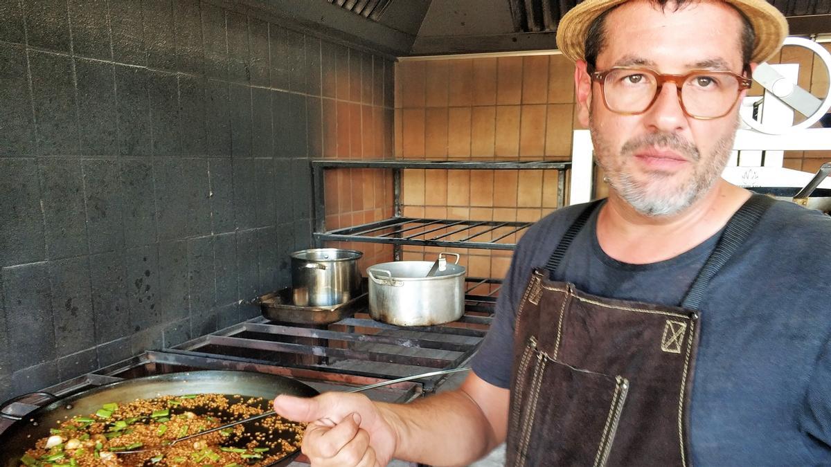 Jordi Garrido, ante uno de los fuegos del restaurante Soca-rel, en el Empordà.