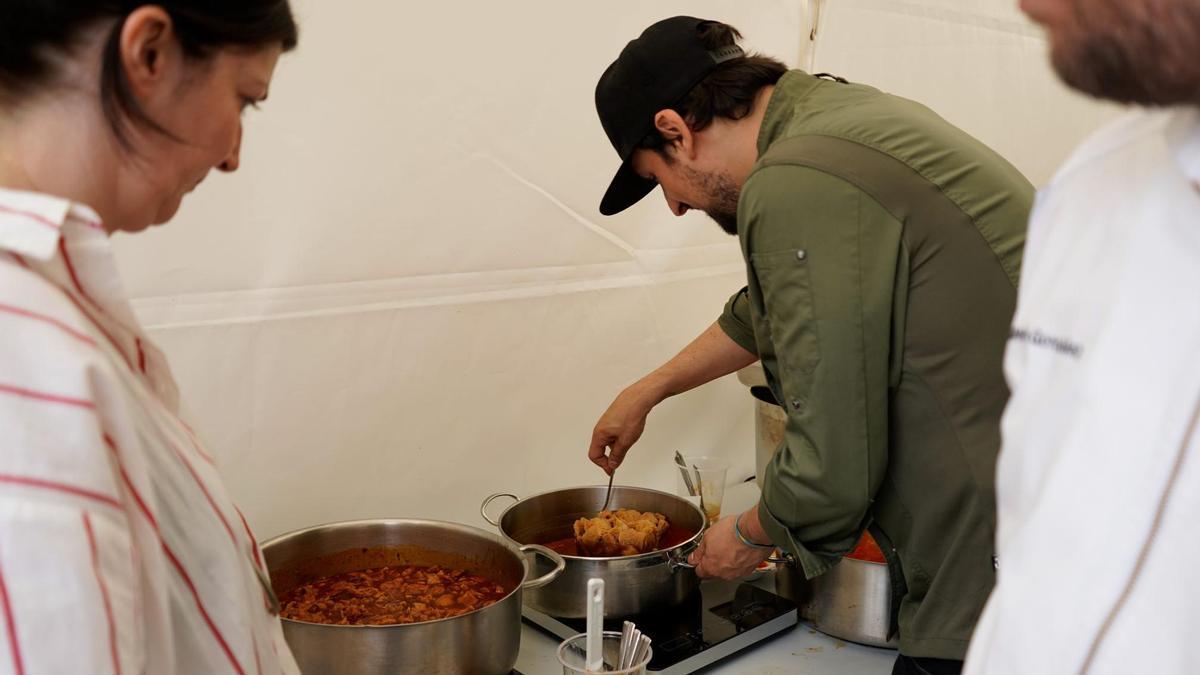 Borja Alcázar, en la elaboración de sus callos a la asturiana.