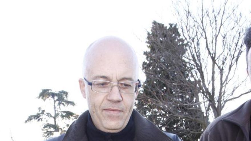Fernando Miguel con varias obras en esperanto, como «Platero y yo», de Juan Ramón Jiménez.
