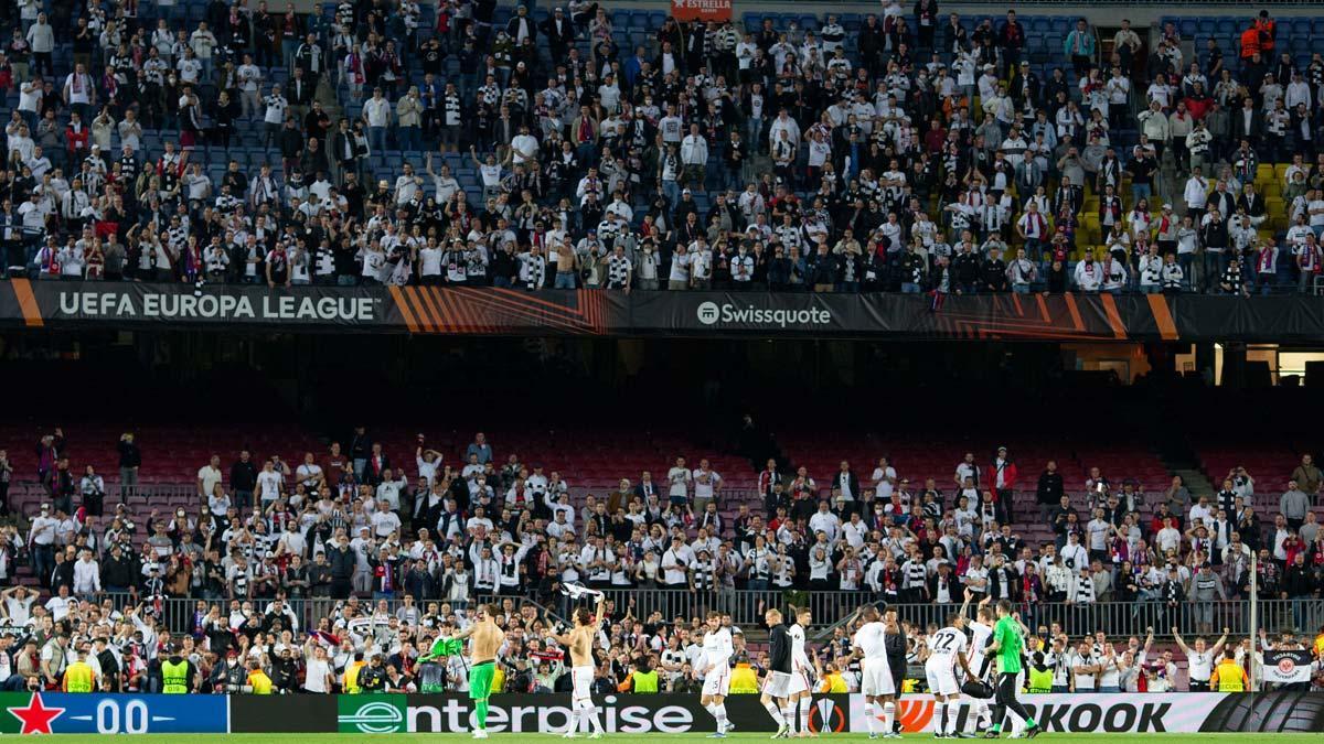 Los jugadores del Eintracht celebrando el triunfo con sus aficionados en el Camp Nou