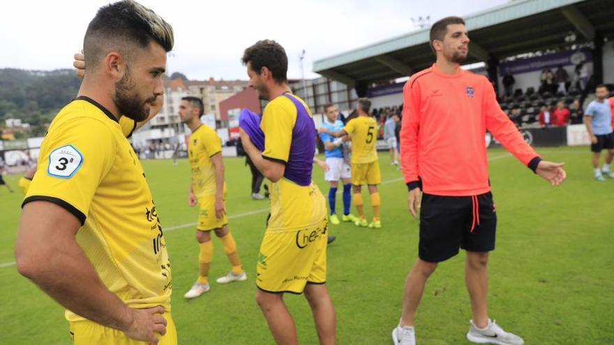 Los futbolistas del Formentera, desconsolados tras su eliminación.