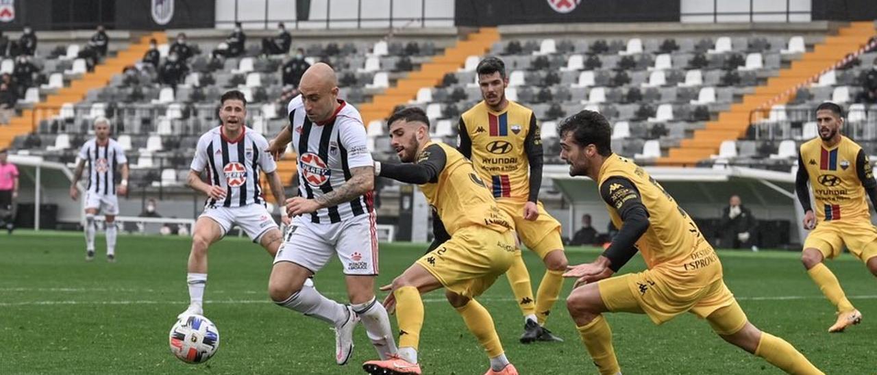 Gorka Santamaría, en un partido con el Badajoz.