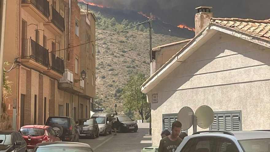 Vídeo: Evacuación urgente de los vecinos de Bejís por el avance del incendio forestal