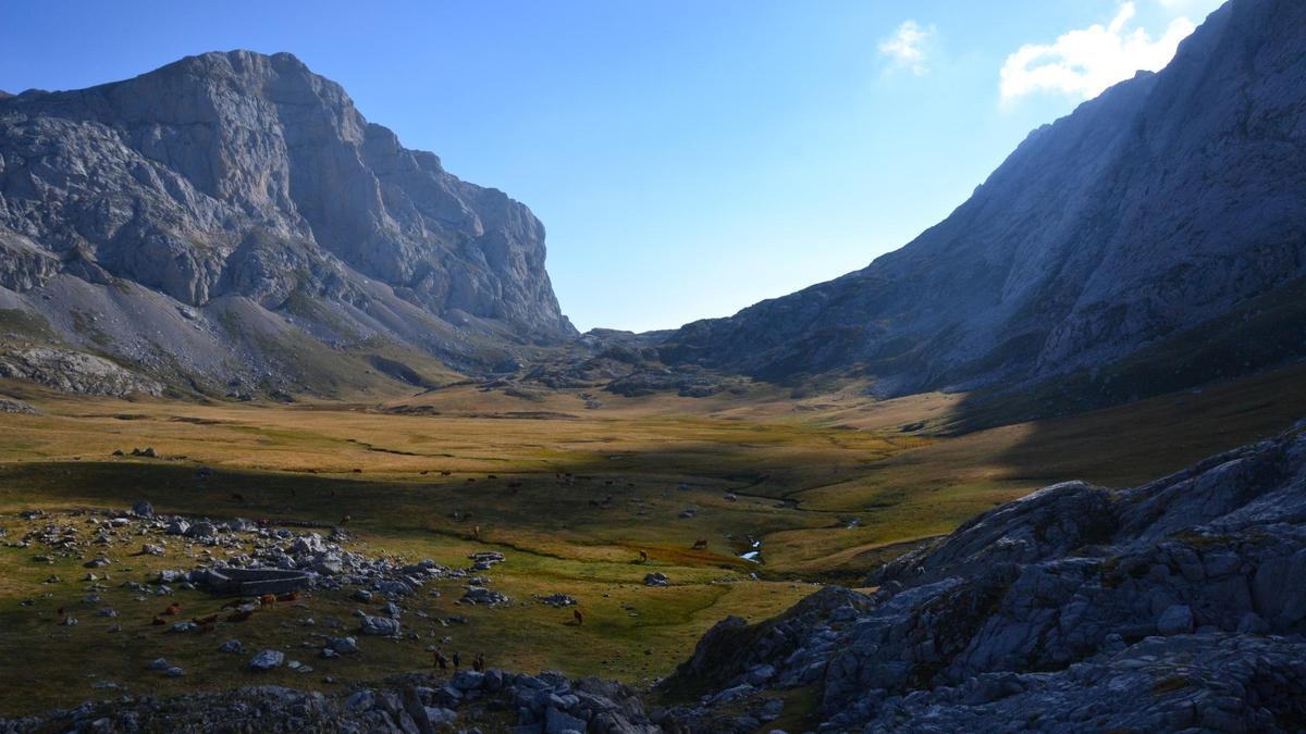 La Vega de Liordes, en la vertiente leonesa de los Picos, una hondonada rodeada de altas cumbres.