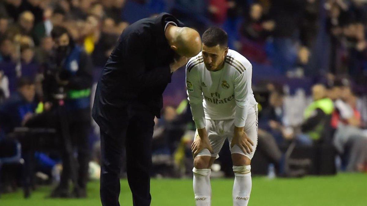Hazard habla con Zidane tras lesionarse ante el Levante