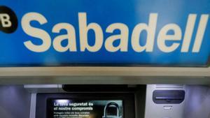 Un caixer automàtic del Sabadell a la ciutat de Barcelona. | ALBERT GEA / REUTERS
