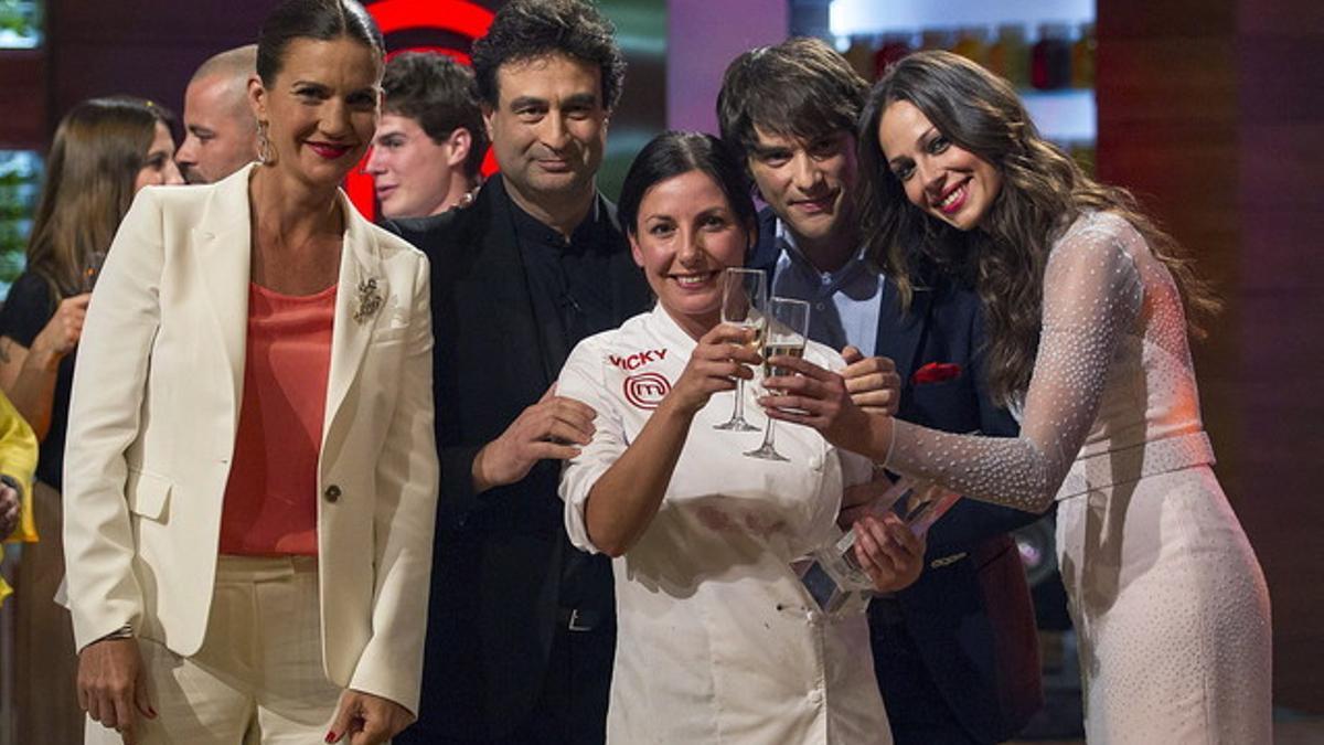 La ganadora de 'Masterchef', la mallorquina Vicky Pulgarín, con los miembros del jurado, Jordi Cruz, Pepe Martínez Rey y Samantha Vallejo-Nájera y la presentadora Eva González.