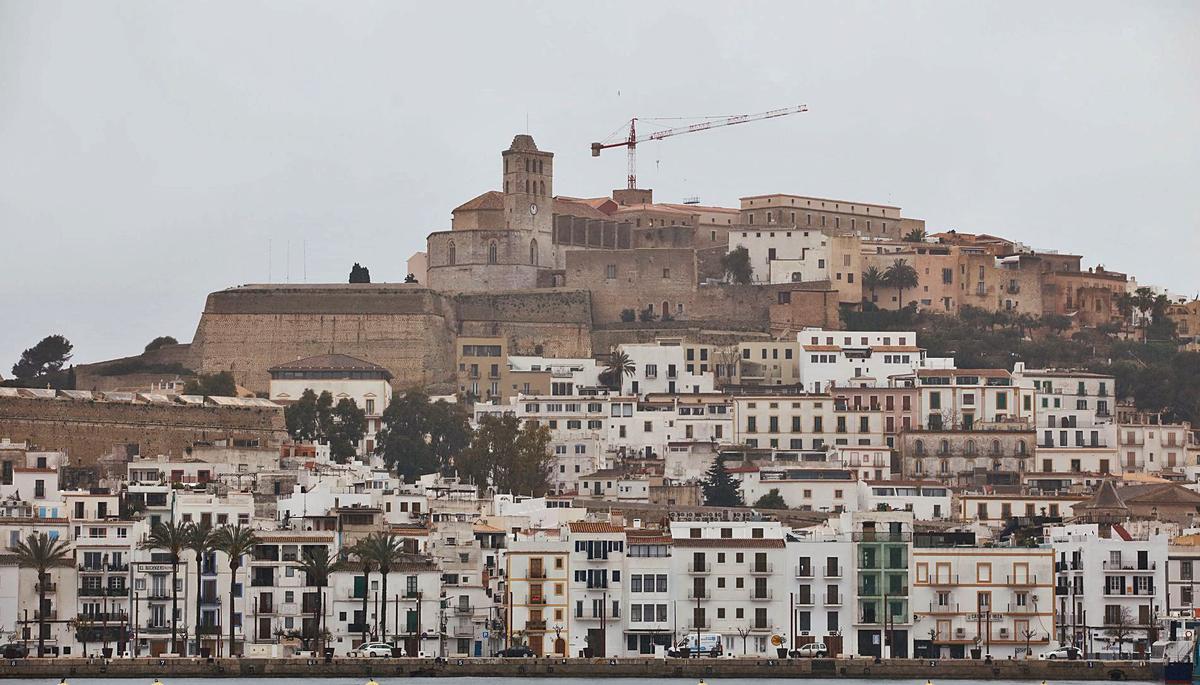 Las rehabilitaciones en fachadas y en viviendas se suman a las obras de construcción del futuro Parador en Dalt Vila. | J.A. RIERA