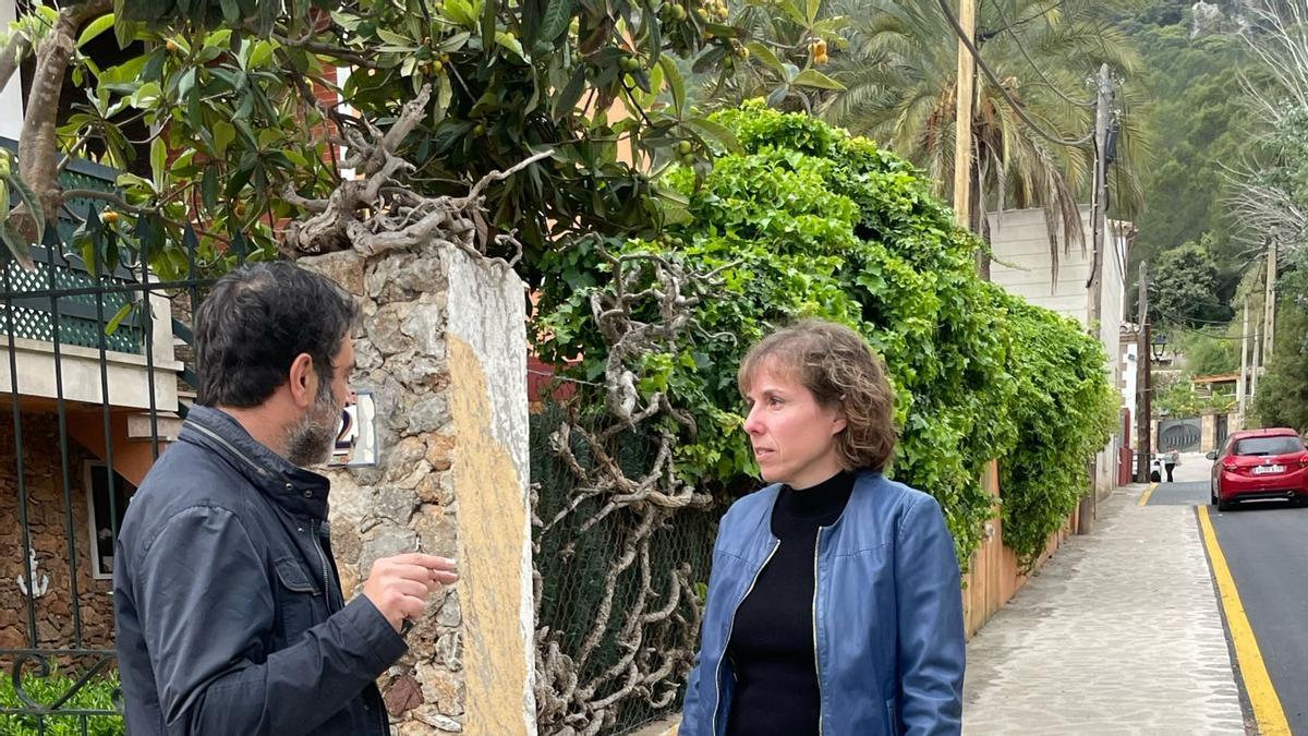 El alcalde de Esporles, Josep Ferrà, y regidora de Urbanismo, Maria Nadal, en la calle donde se han desarrollado las obras.