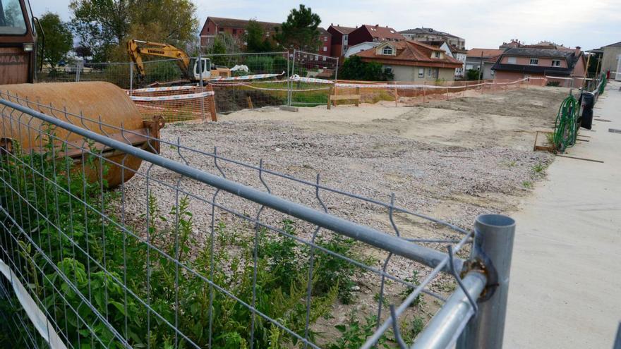 Arriba: Las obras paradas del centro de salud. |  GONZALO NÚÑEZ