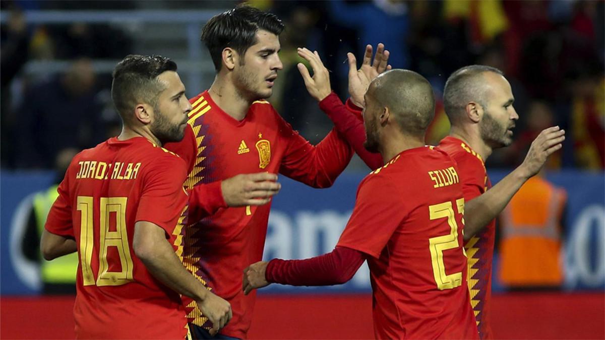 Los jugadores celebran el gol de Morata para España