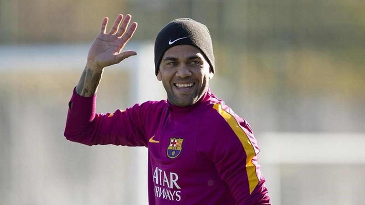 Alves, durante la sesión de entrenamiento del Barça previa al duelo contra el Granada.