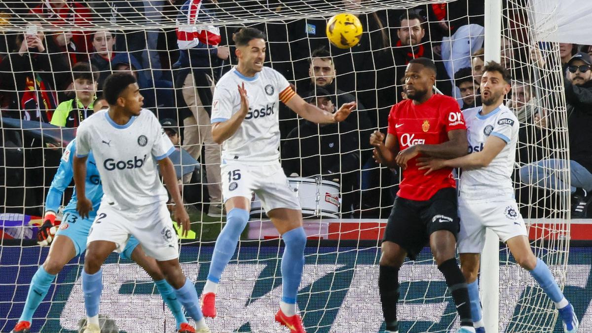 El Girona reclamó mano de Larin en el primer gol