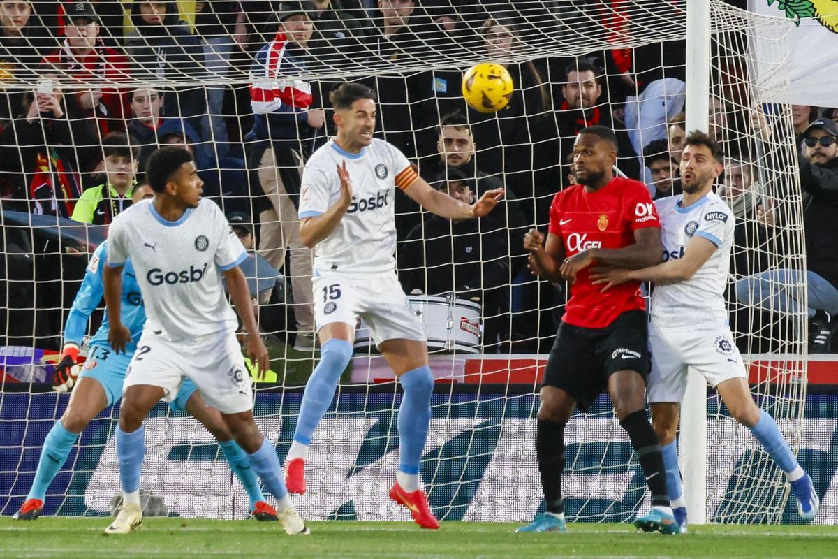 El Girona reclamó mano de Larin en el primer gol
