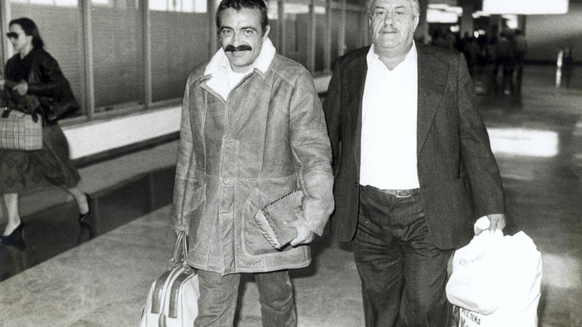 Toni Mas, el tupamaro mallorquín que compartió cárcel con Pepe Mujica, con su padre a su llegada libre a la isla, en 1985.
