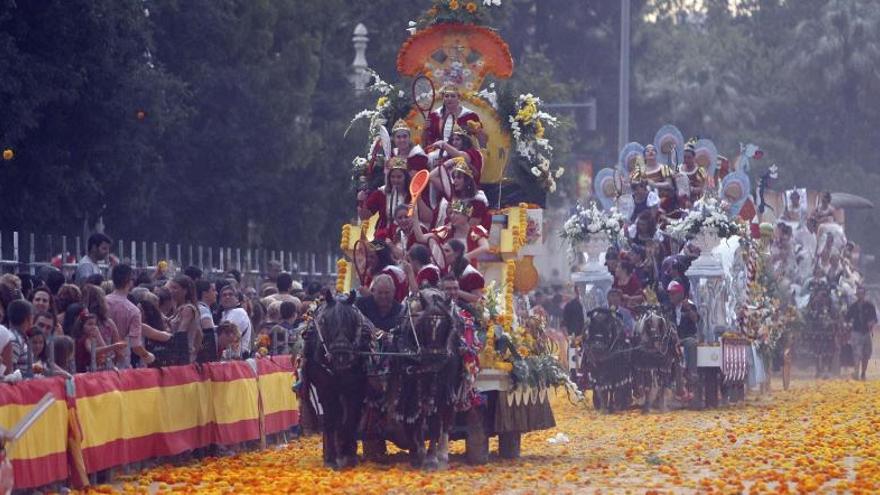 Carrozas y calesas cubren la Alameda con un gran manto naranja y amarillo.