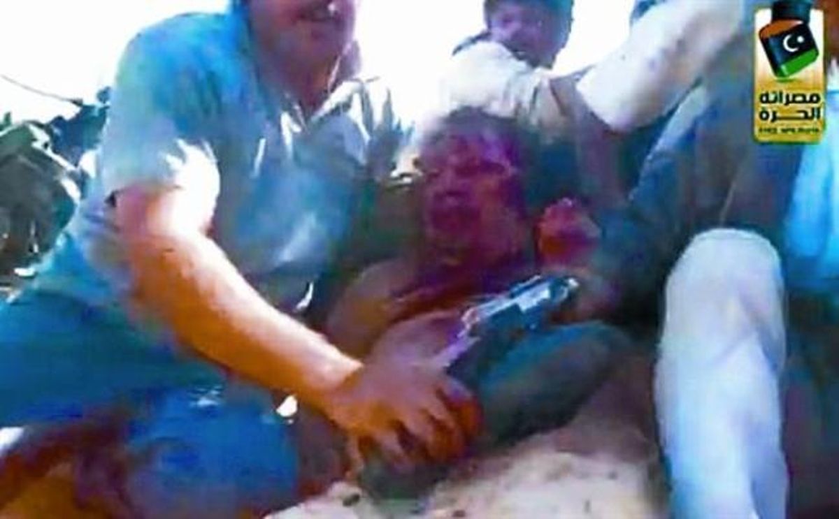 Imatges de vídeode Gaddafi capturat per milicians rebels a Sirte.