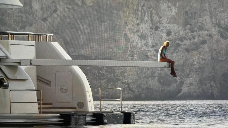 La actriz que interpreta a Lady Di y el inconfundible paisaje de Mallorca.