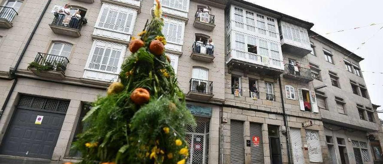 Los vecinos improvisaron un maio en Arzobispo Malvar y colgaron fotos de coroas de los balcones.//G. S.