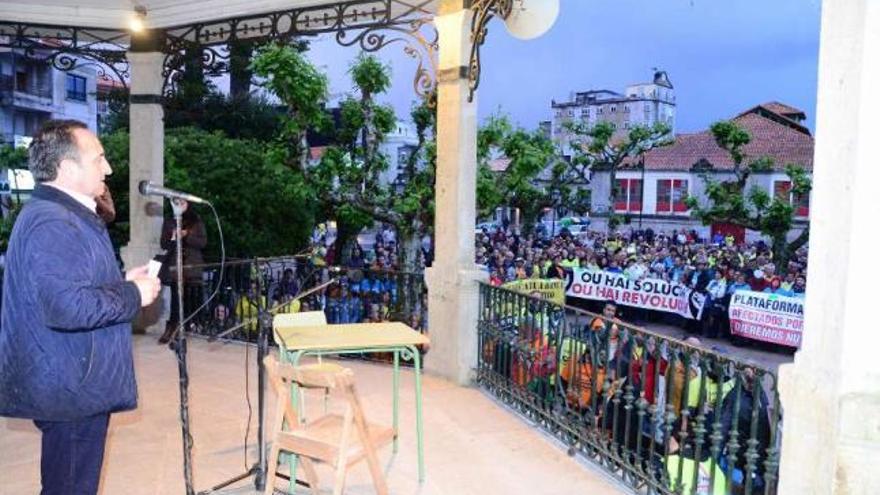 El alcalde de Cangas, José Enrique Sotelo, durante su discurso en la alameda.  // Gonzalo Núñez