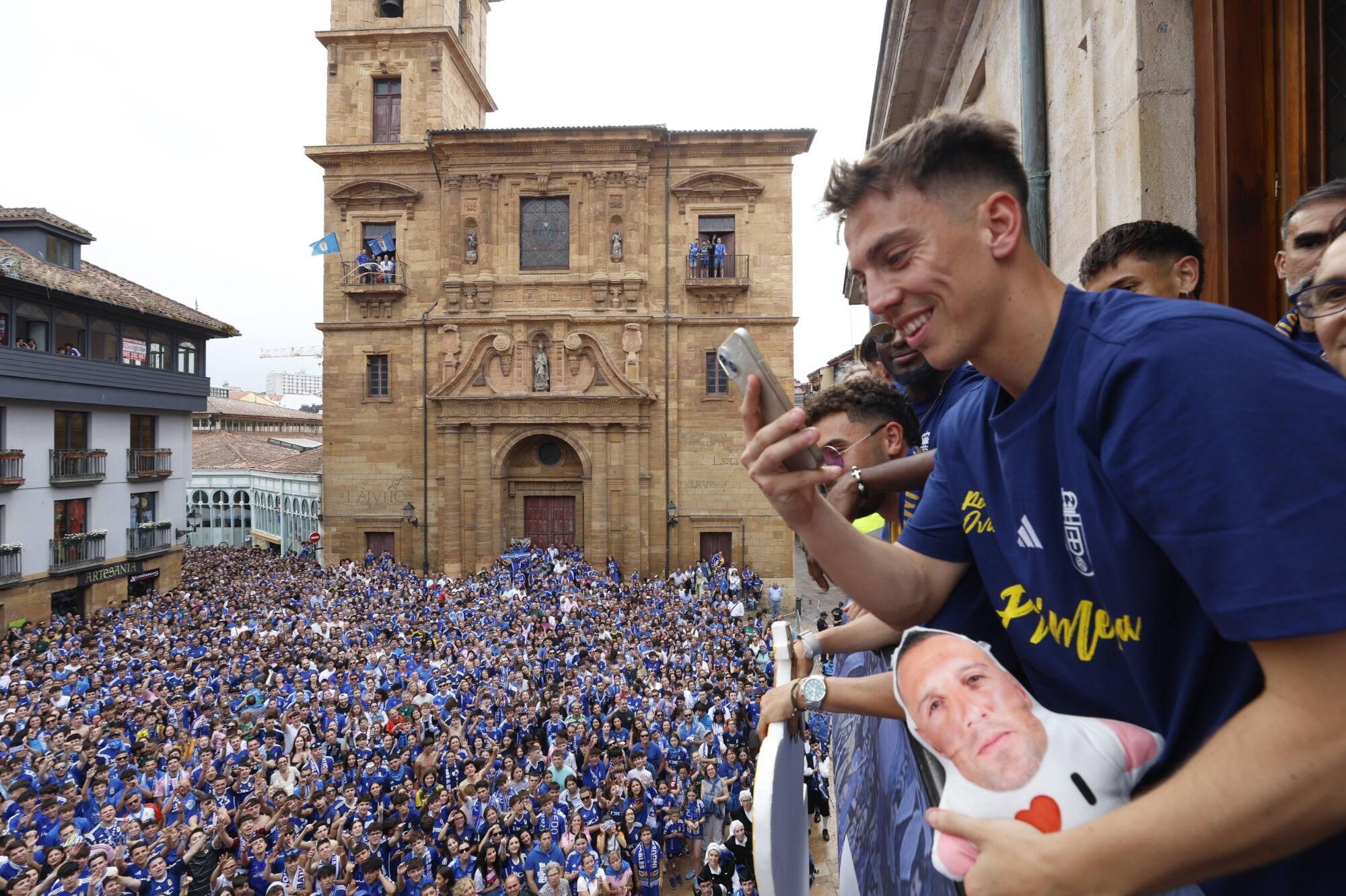 Locura azul en las calles de Oviedo para celebrar el ascenso del equipo a Primera División