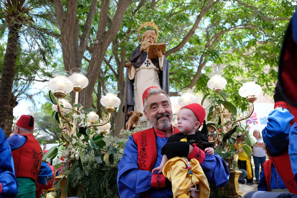 La imagen de San Antón vuelve a presidir el altar mayor de la iglesia de Santa Ana.